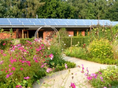 Photovoltaikanlage auf dem Dach des Hauptgebäudes