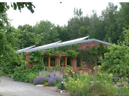 Hauptgebäude mit Unterrichtsräumen und Büro